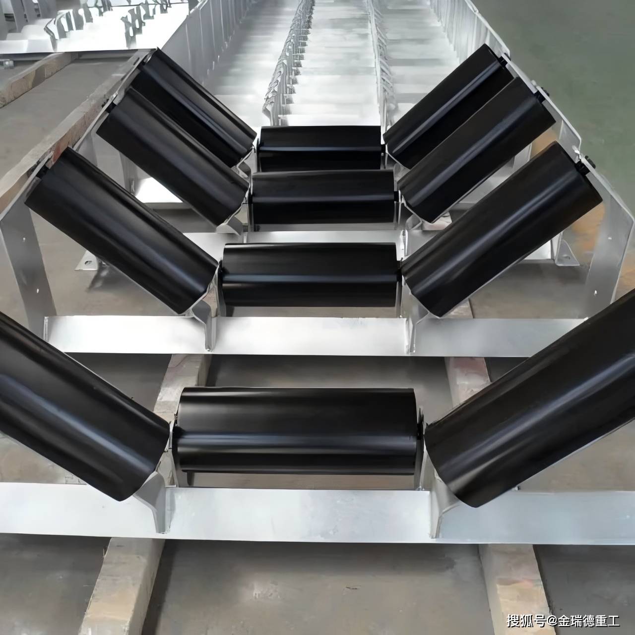 金瑞德重工主要做輸送設(shè)備配件,廠家主營滾筒包膠,高分子托輥,清掃器